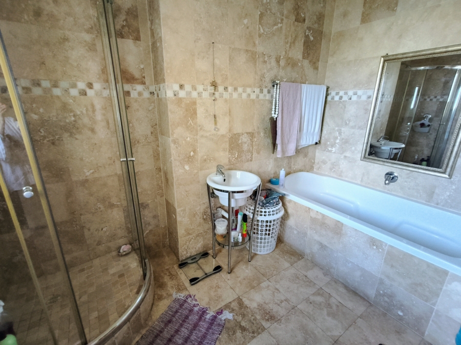 6 Bedroom Property for Sale in Paradise Beach Eastern Cape